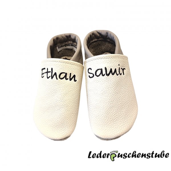 Lederpuschen creme-beige mit Namen beiderseits Spann schwarz